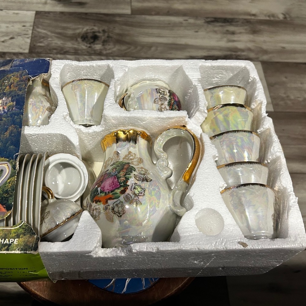 Vintage Japan Musical Lusterware Coffee/Tea 17pc Courting Couple Sankyo RARE